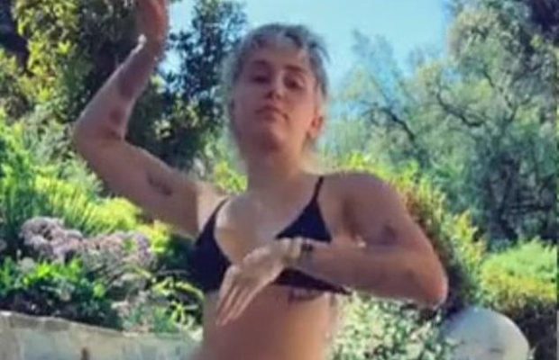 Майлі Сайрус станцювала у сексуальному купальнику і показала нову зачіску (фото)