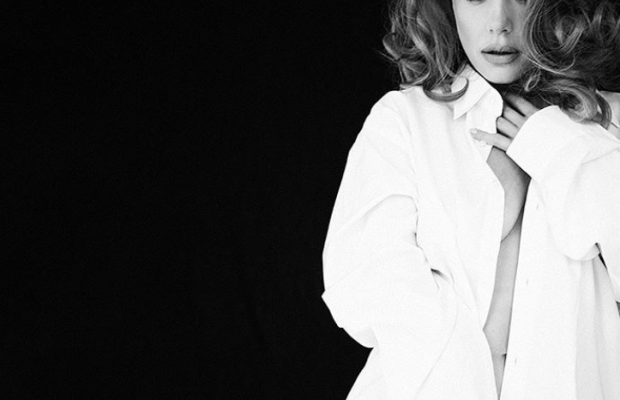 "Хуліган-Тіна": спокуслива Тіна Кароль звабила шанувальників фото у сорочці на голе тіло (фото)