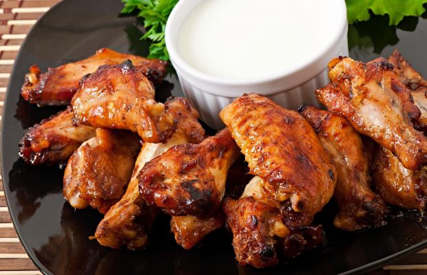 Румяные, ароматные и сочные: рецепты вкуснейших запеченных куриных крылышек