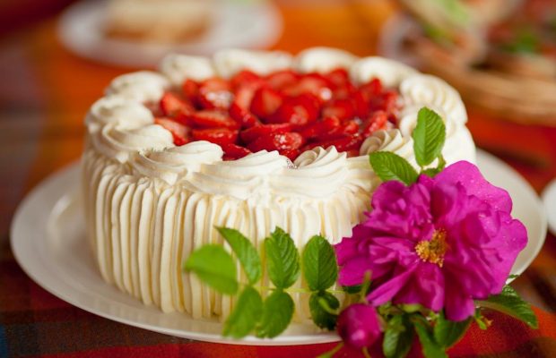 Сочно-ароматный торт с клубникой: как приготовить эффектный десерт