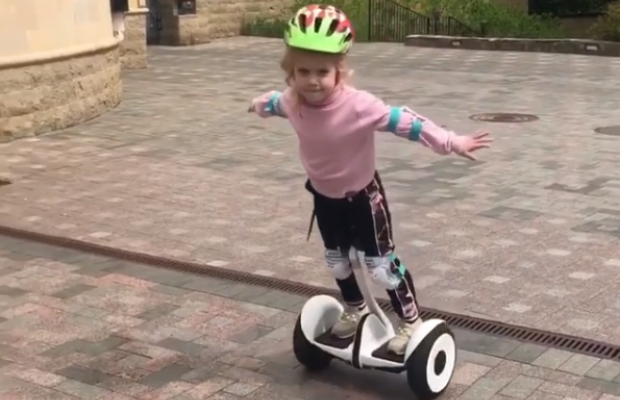 "Відчайдушна дівчинка": Галкін показав, як їхня з Пугачовою донька катається на сігвеї (відео)