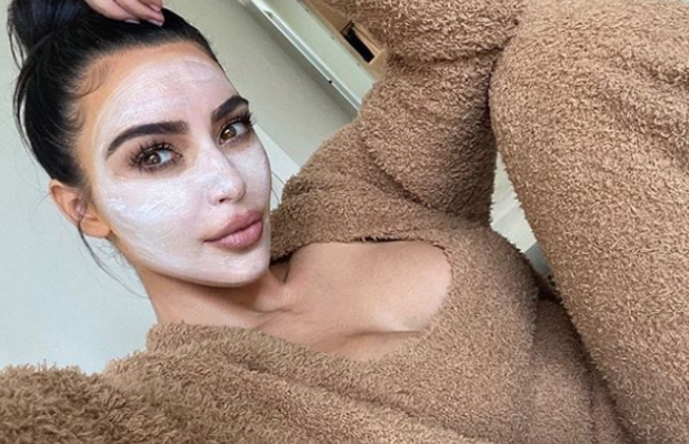Кім Кардашьян засвітила груди, показавши фото з косметичною маскою на обличчі