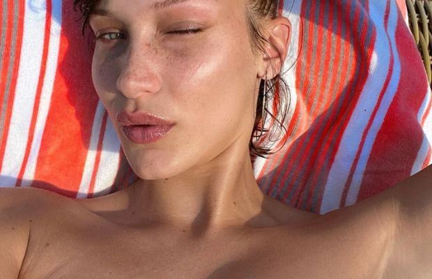 "Ідеальна": супермодель Белла Хадід вразила стрункою фігурою в купальнику (фото)