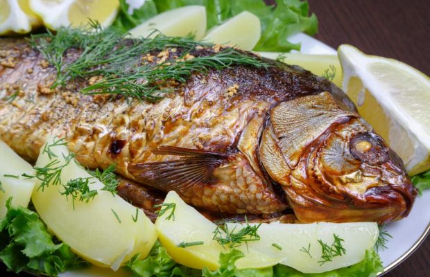 Найсмачніший запечений короп: як приготувати ніжну й соковиту рибу в духовці