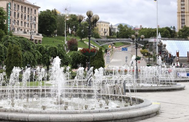 В Киеве запустили фонтаны на Майдане Незалежности (фоторепортаж)