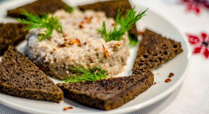 Смачна закуска – рецепт класичного форшмаку з оселедця