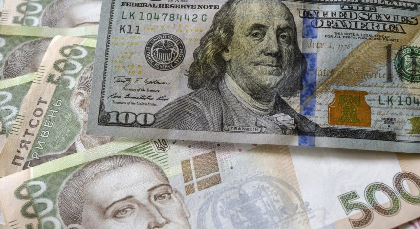Сегодня обменники будут продавать доллары по новому курсу