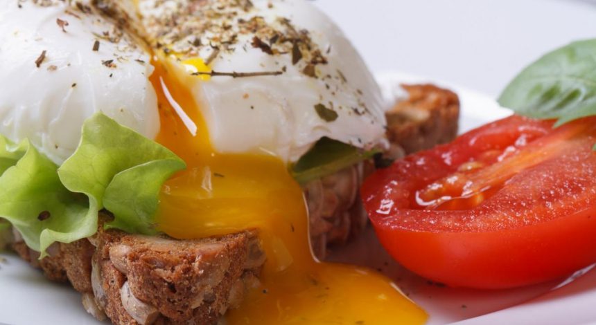 Вкусный и питательный завтрак: как приготовить идеальное яйцо пашот