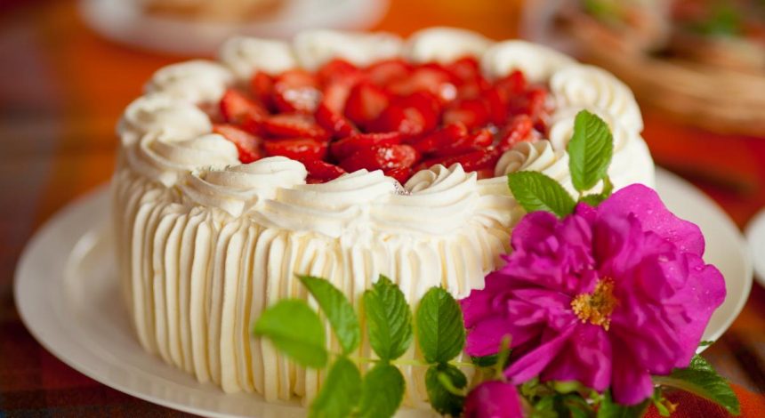 Сочно-ароматный торт с клубникой: как приготовить эффектный десерт