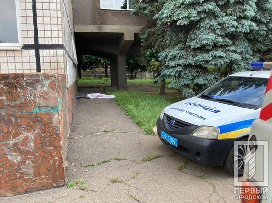 В настоящее время не известно, по какой причине девушка выпала из окна \ one.kr.ua В настоящее время не известно, по какой причине девушка выпала из окна \ one.kr.ua