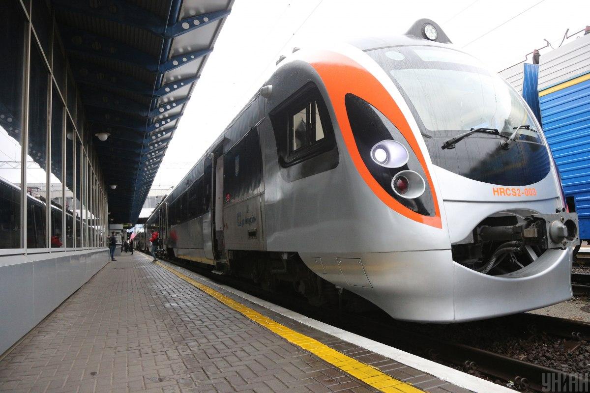 На постійній основі потяг буде їздити з 6 вересня / фото УНІАН На постійній основі потяг буде їздити з 6 вересня / фото УНІАН