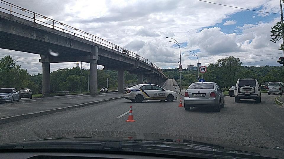 Мост Метро перекрыто из-за взрывника / фото facebook.com/KyivOperativ