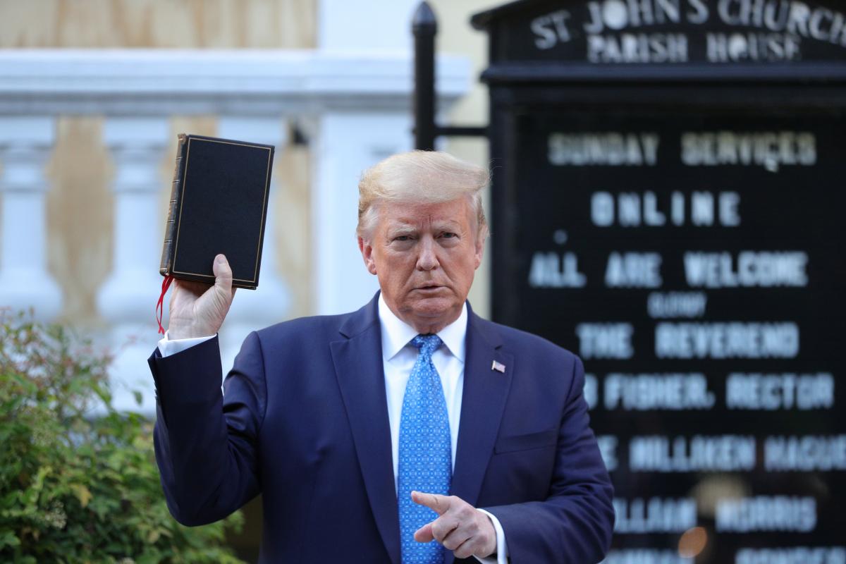Трамп сфотографувався біля "церкви президентів" після розгону демонстрантів / Reuters Трамп сфотографувався біля "церкви президентів" після розгону демонстрантів / Reuters
