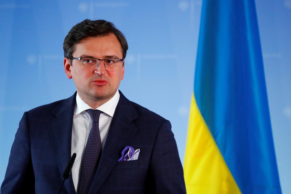 Кулеба: посол в Минске решает гуманитарные вопросы / фото REUTERS