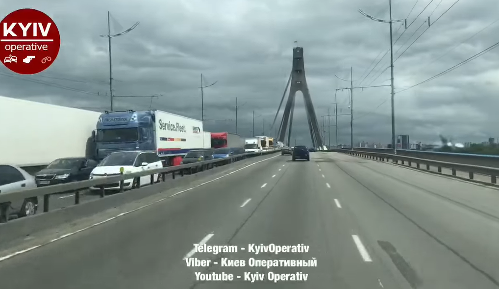 На одном из мостов в Киеве возникла крупная пробка / Скриншот На одном из мостов в Киеве возникла крупная пробка / Скриншот