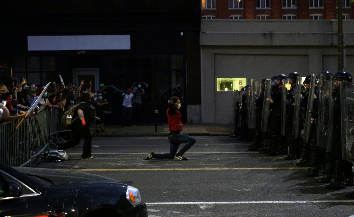 По словам участницы протестов в США, СМИ очень преувеличивают мастшабы беспорядков / Иллюстрация REUTERS