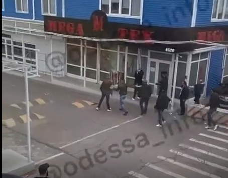 2 червня група чоловіків влаштувала погроми на ринку / скріншот 2 червня група чоловіків влаштувала погроми на ринку / скріншот