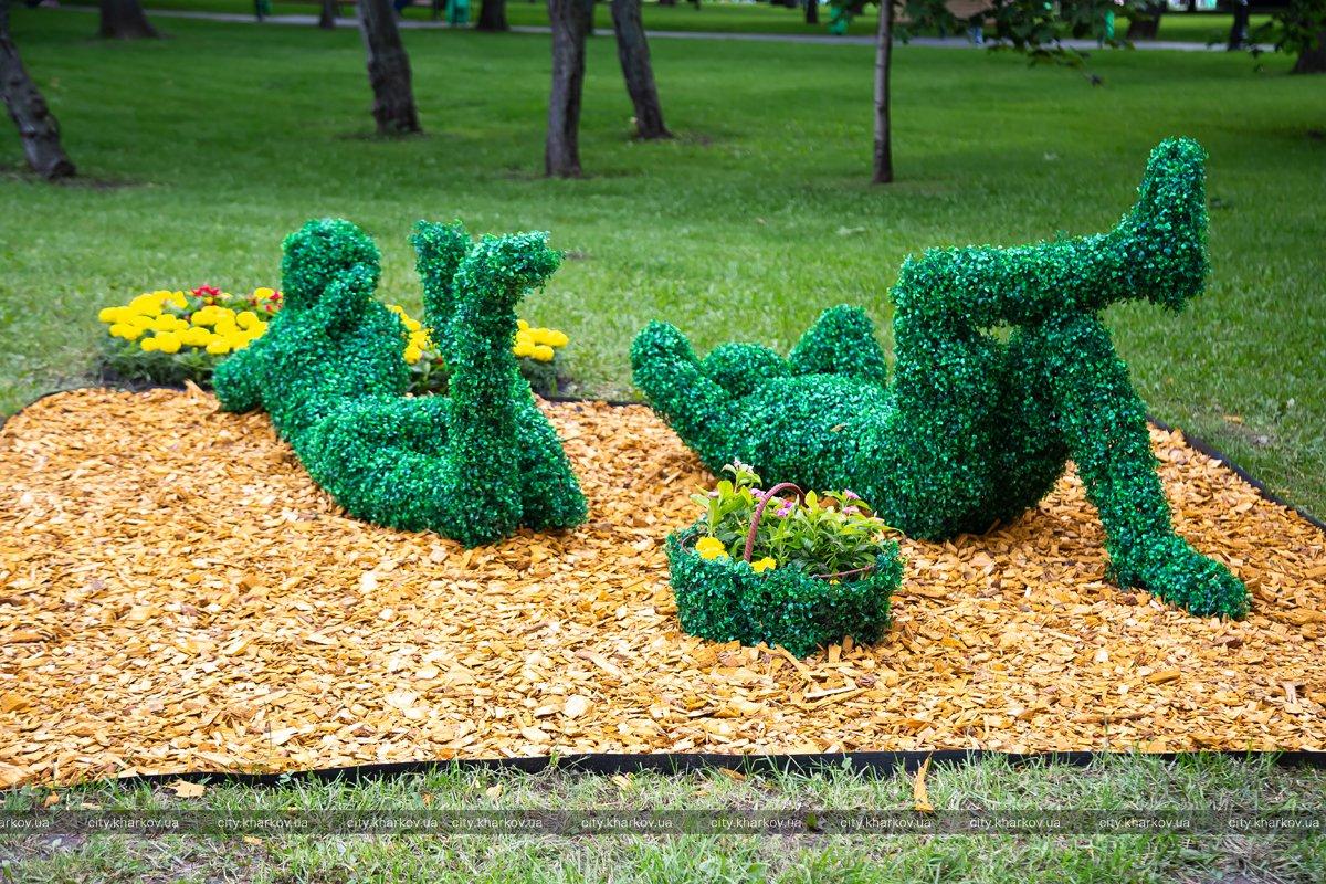 Це фотозона, куди харків'яни можуть зайти, сфотографуватися і не зіпсувати газон \ city.kharkov.ua Це фотозона, куди харків'яни можуть зайти, сфотографуватися і не зіпсувати газон \ city.kharkov.ua