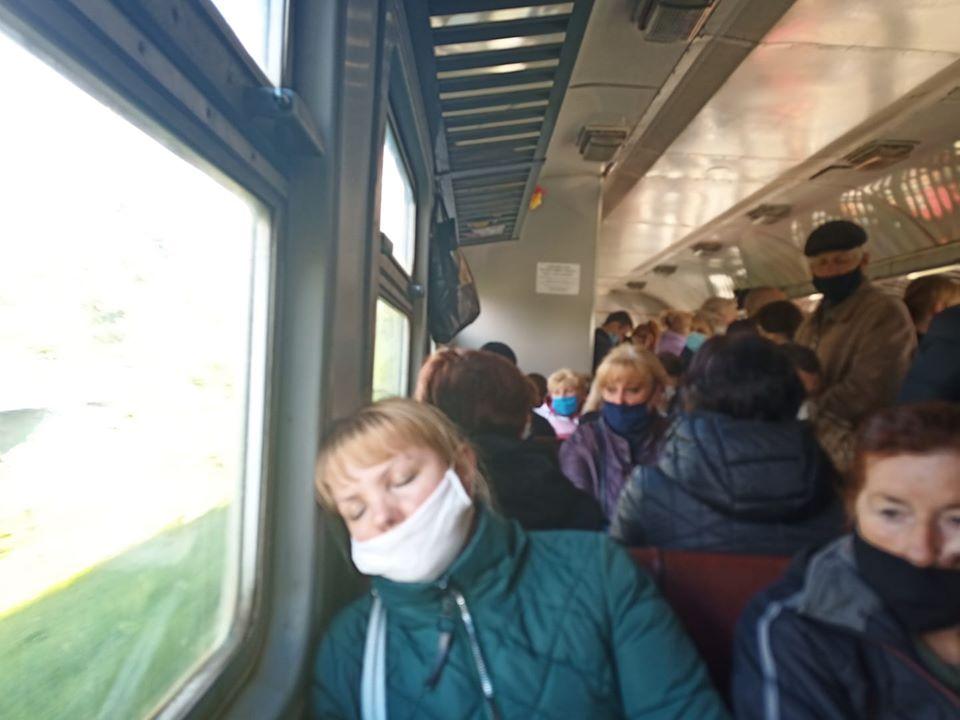 Люди в електричці під час карантину / facebook.com/garvona Люди в електричці під час карантину / facebook.com/garvona