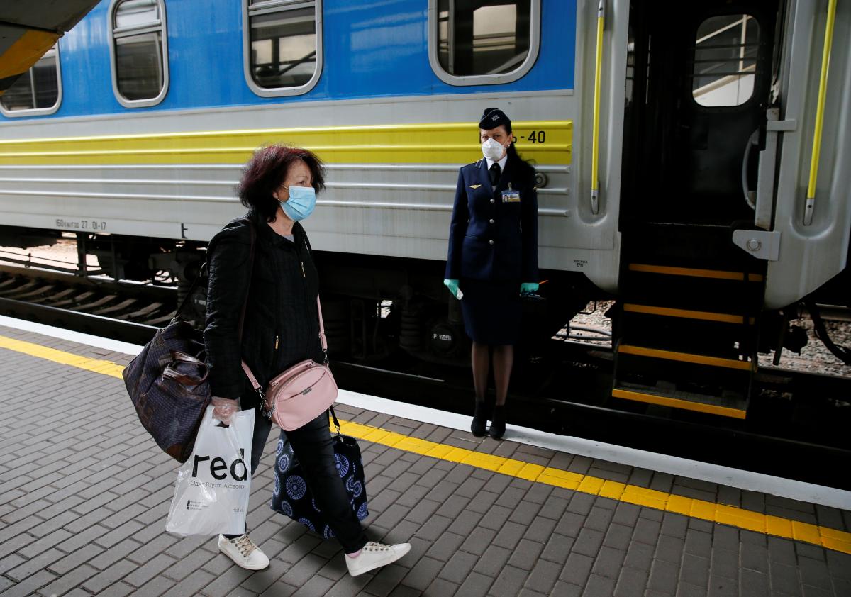Від ризику заразитися коронавірусом в поїзді захищає маска \ фото REUTERS