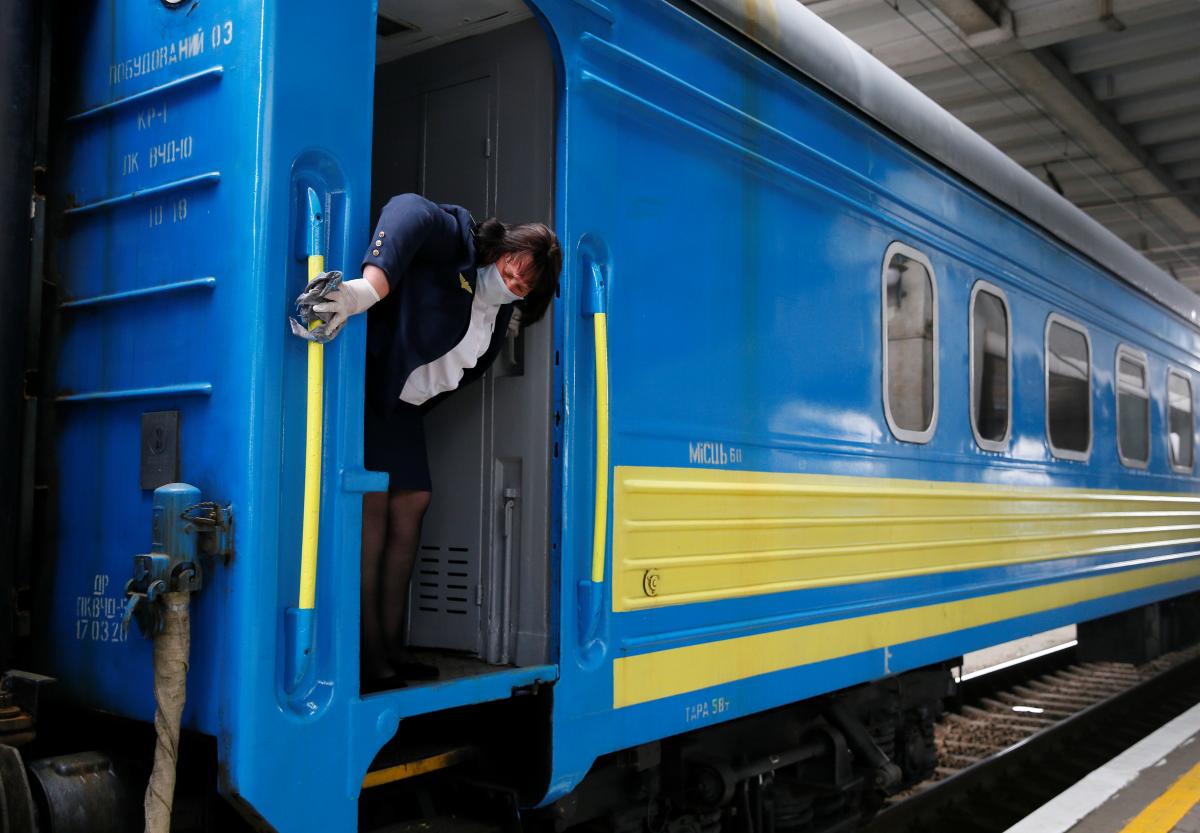 По состоянию на 25 февраля «Укрзализныця» приостановила продажу билетов на поезда, следующие в Ивано-Франковскую область и обратно / Иллюстрация REUTERS