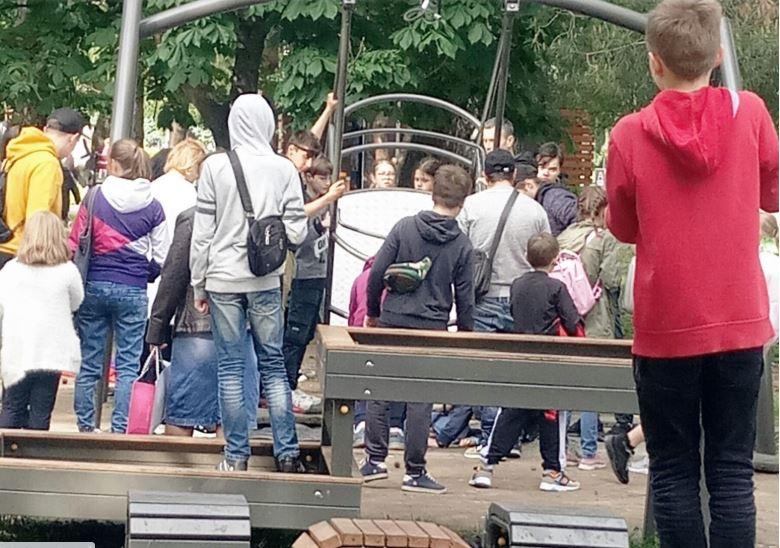 На Киевщине девочка упала с качелей / Фото poglyad.tv На Киевщине девочка упала с качелей / Фото poglyad.tv