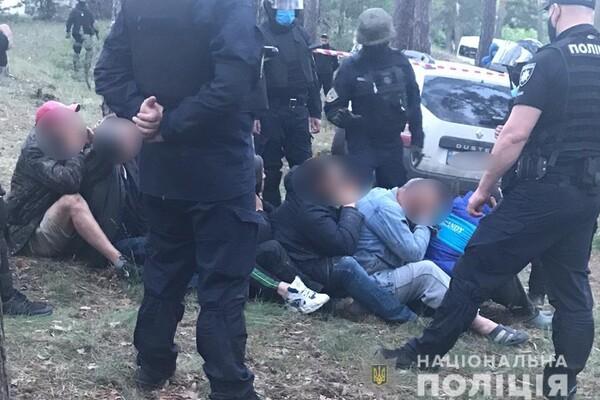 Молодчики напали на полицейский автомобиль \ Нацполиция Молодчики напали на полицейский автомобиль \ Нацполиция