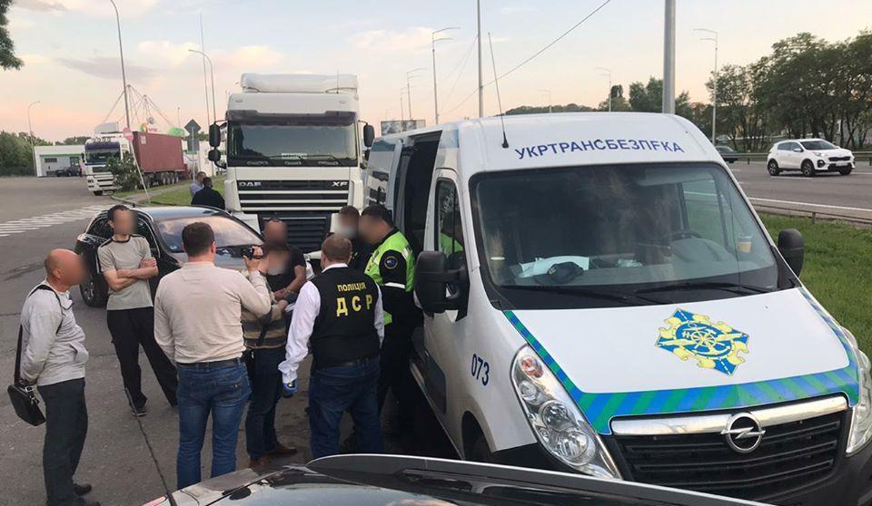 Правоохоронці зафіксували ряд епізодів отримання хабарів / фото vn.npu.gov.ua Правоохоронці зафіксували ряд епізодів отримання хабарів / фото vn.npu.gov.ua