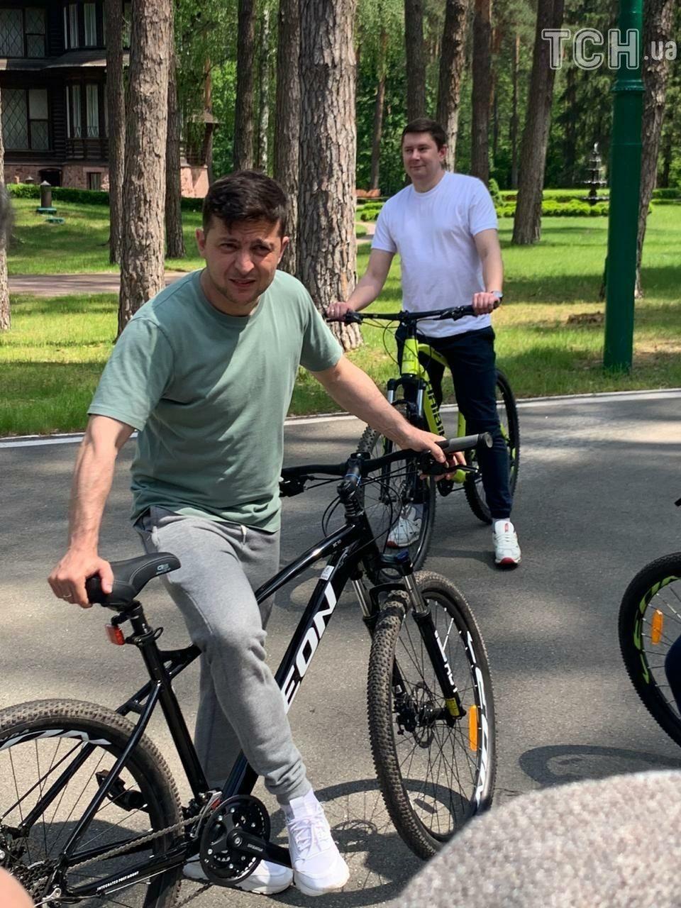 Зеленський повіз журналістів у ліс кататися на велосипедах / фото ТСН Зеленський повіз журналістів у ліс кататися на велосипедах / фото ТСН