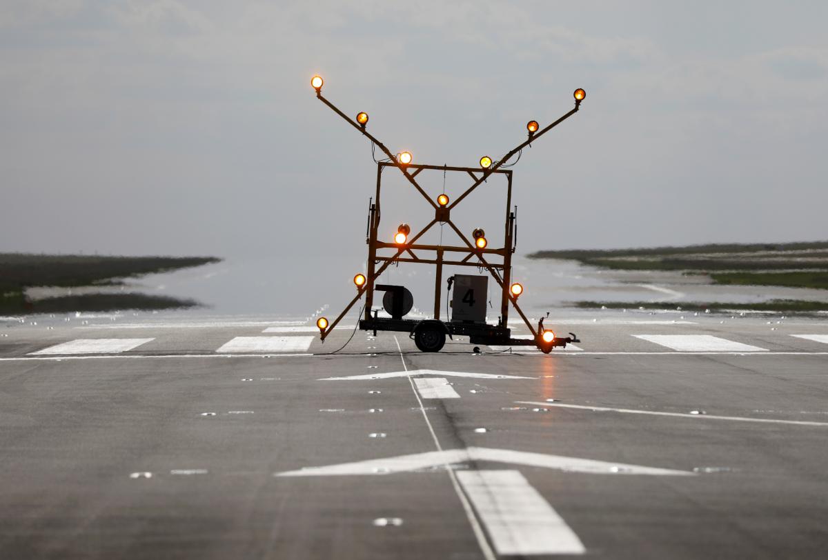 Во Львовской области мужчина незаконно перерегистрировал взлетную полосу аэродрома / фото REUTERS