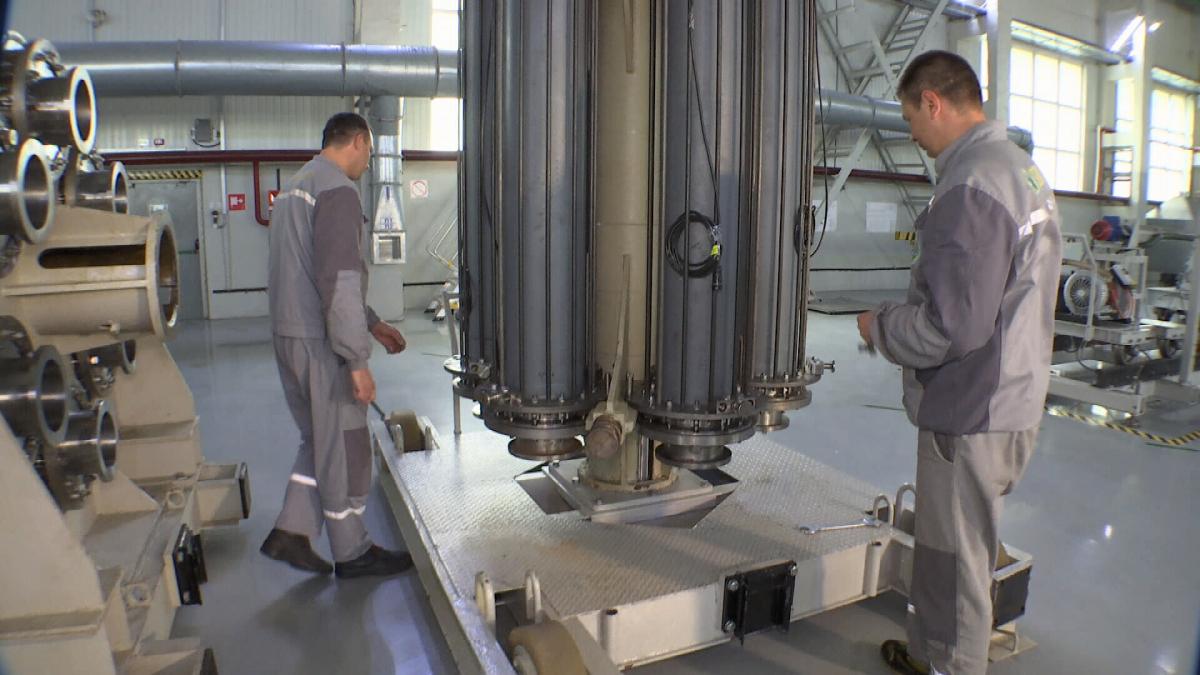 Робітники підприємства збирають ракетні двигуни для системи "Вільха-М" / фото УНІАН