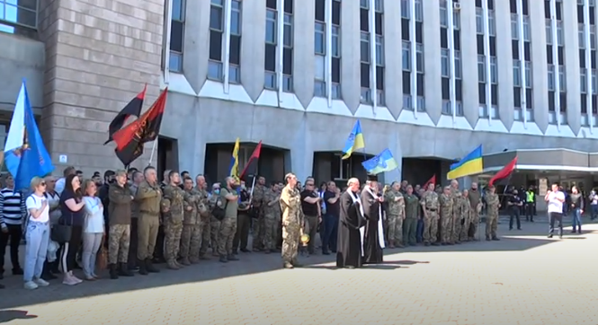 У неділю, 7 червня був знятий вивішений перед мерією Дніпра червоно-чорний прапор / скріншот У неділю, 7 червня був знятий вивішений перед мерією Дніпра червоно-чорний прапор / скріншот