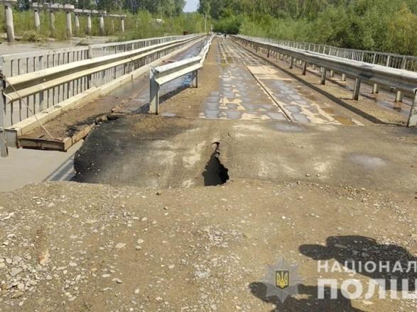 Жители села Маршинцы уже более 11 лет ожидают реконструкции моста / фото Национальная полиция