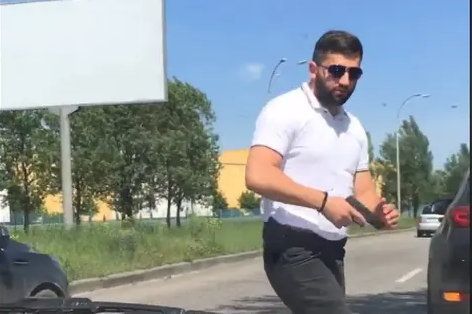 Сам Стипанюк заявил, что ему якобы угрожали ножом / скриншот Сам Стипанюк заявил, что ему якобы угрожали ножом / скриншот