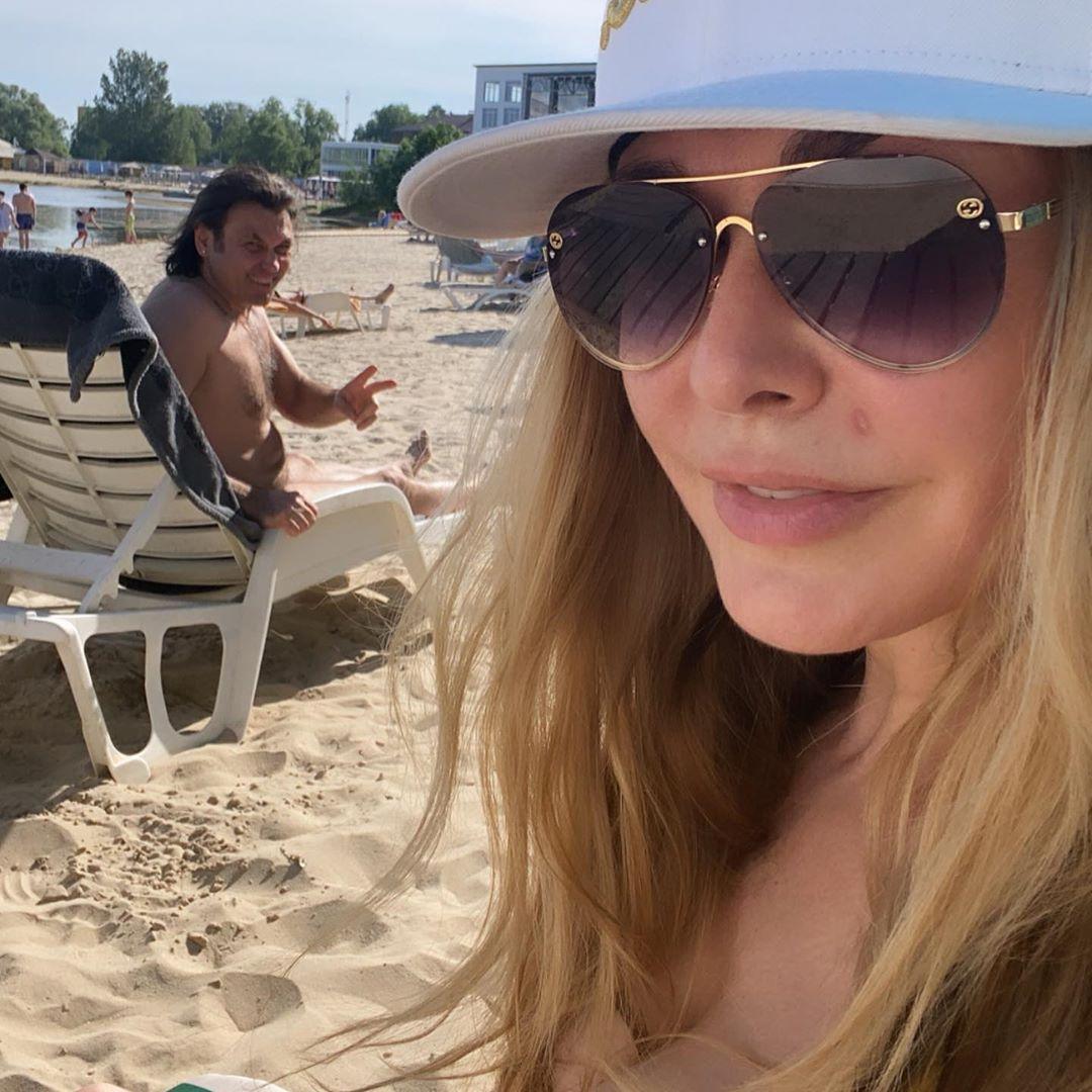 На пляж артистка вирушила зі своїм чоловіком Віталієм Борисюком / Instagram Ольга Сумська