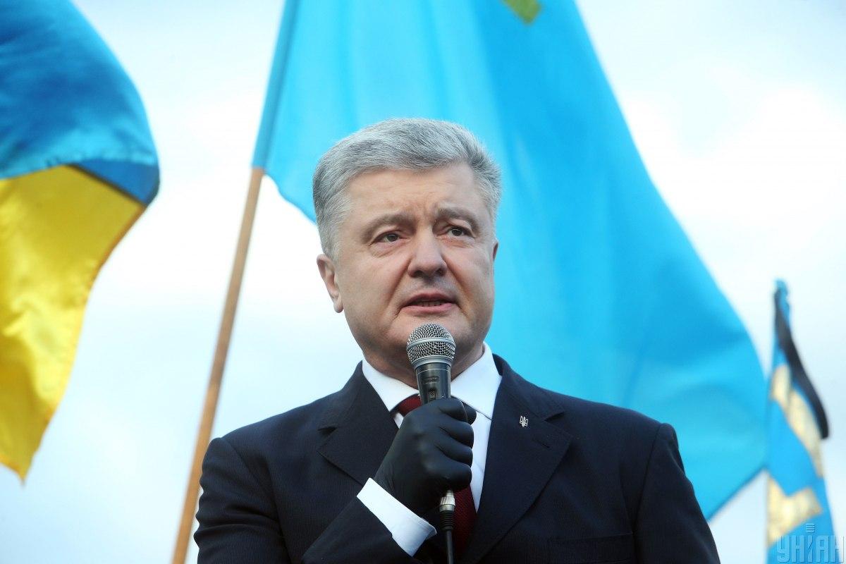 У Дніпрі Порошенко сховався в машині від питання ветерана про корупцію - блогер У Дніпрі Порошенко сховався в машині від питання ветерана про корупцію - блогер