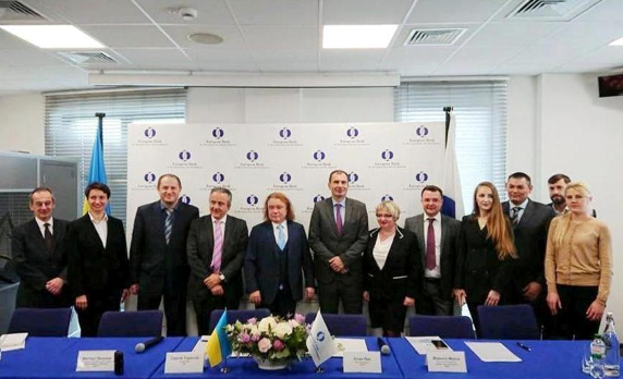 Засновник агрохолдингу I&U Group Сергій Тарасов (у центрі) та представники ЄБРР на підписанні договору на будівництво біогазового комплексу восени 2018 року Засновник агрохолдингу I&U Group Сергій Тарасов (у центрі) та представники ЄБРР на підписанні договору на будівництво біогазового комплексу восени 2018 року