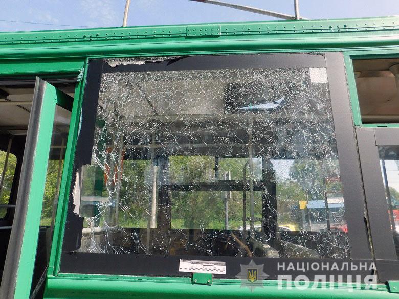 Зловмисник розбив скло / Фото: Нацполіція Зловмисник розбив скло / Фото: Нацполіція