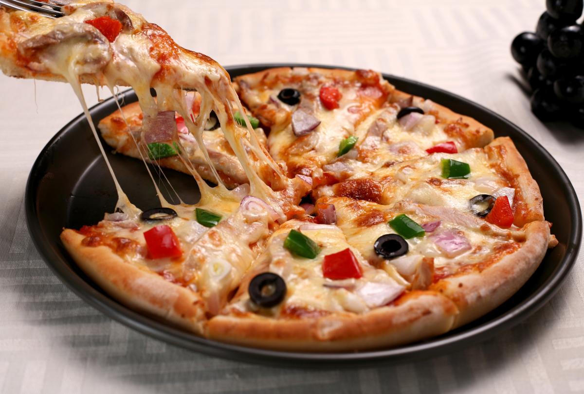 Delicious pizza is easy to make at home / ua.depositphotos.com