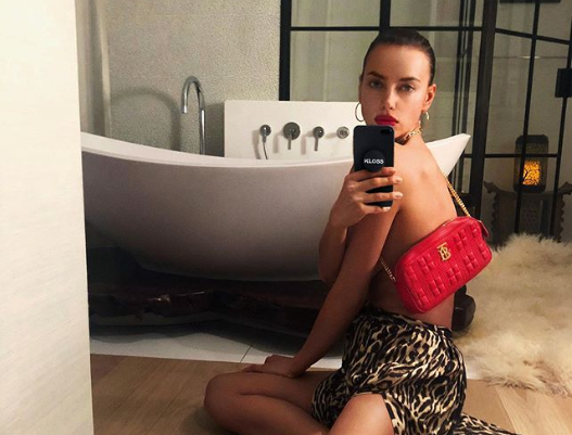 Ирина Шейк позирует без белья / фото instagram.com/irinashayk Ирина Шейк позирует без белья / фото instagram.com/irinashayk