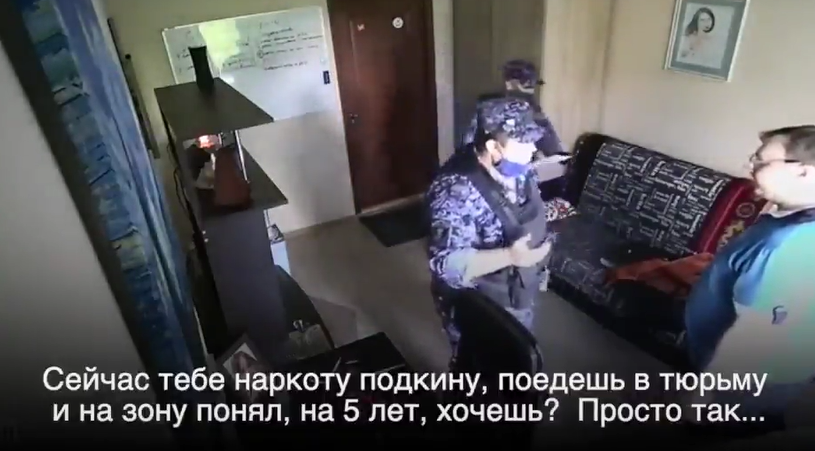 У Росії "гвардійці" погрожували чоловікові / Скріншот У Росії "гвардійці" погрожували чоловікові / Скріншот