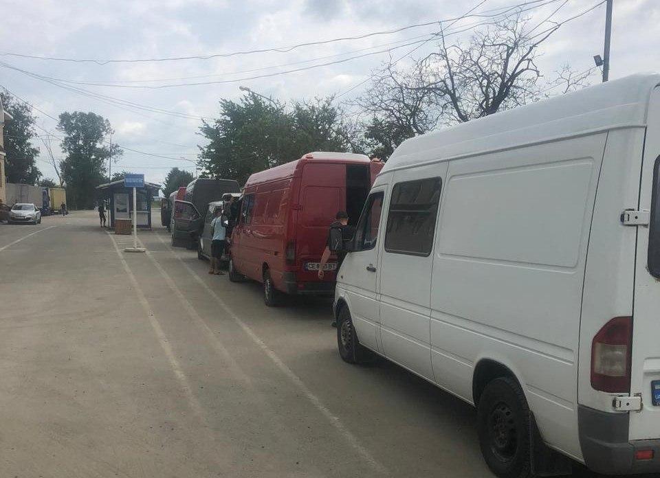 Черги утворюються через карантинні обмеження на інших пунктах пропуску / фото: УНІАН Черги утворюються через карантинні обмеження на інших пунктах пропуску / фото: УНІАН