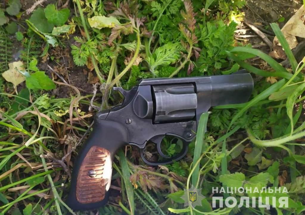У стрелка на месте происшествия изъяли газовое оружие, которое переделано на травматическое / фото полиция области У стрелка на месте происшествия изъяли газовое оружие, которое переделано на травматическое / фото полиция области