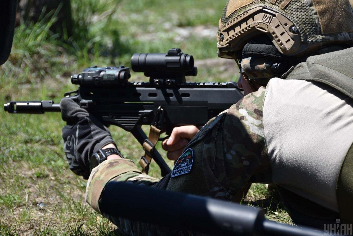 Ukrainian soldiers returned fire, using available weapons / Photo from UNIAN Ukrainian soldiers returned fire, using available weapons / Photo from UNIAN