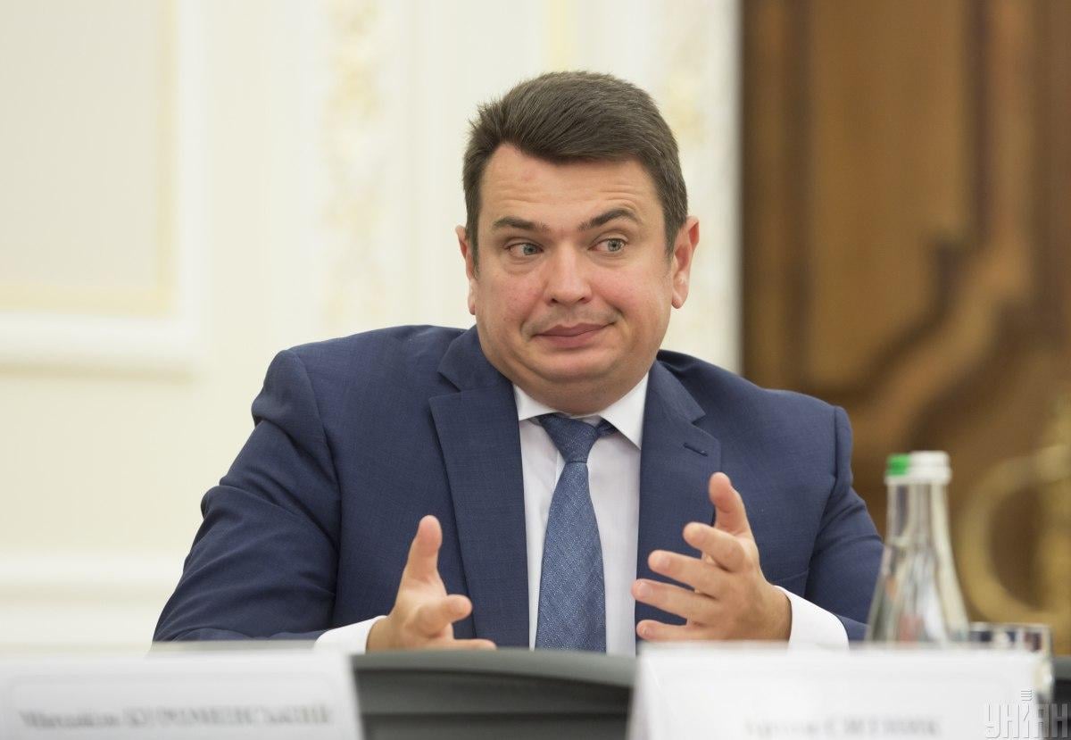 Артем Сытник покидает работу в НАПК / фото УНИАН Артем Сытник покидает работу в НАПК / фото УНИАН