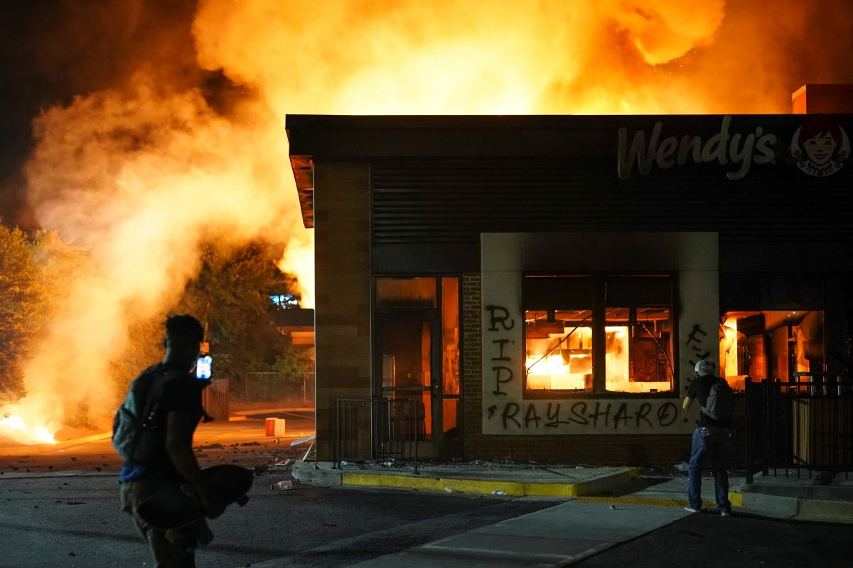 Атланта в огні через нове вбивство афроамериканця поліцейським / REUTERS Атланта в огні через нове вбивство афроамериканця поліцейським / REUTERS