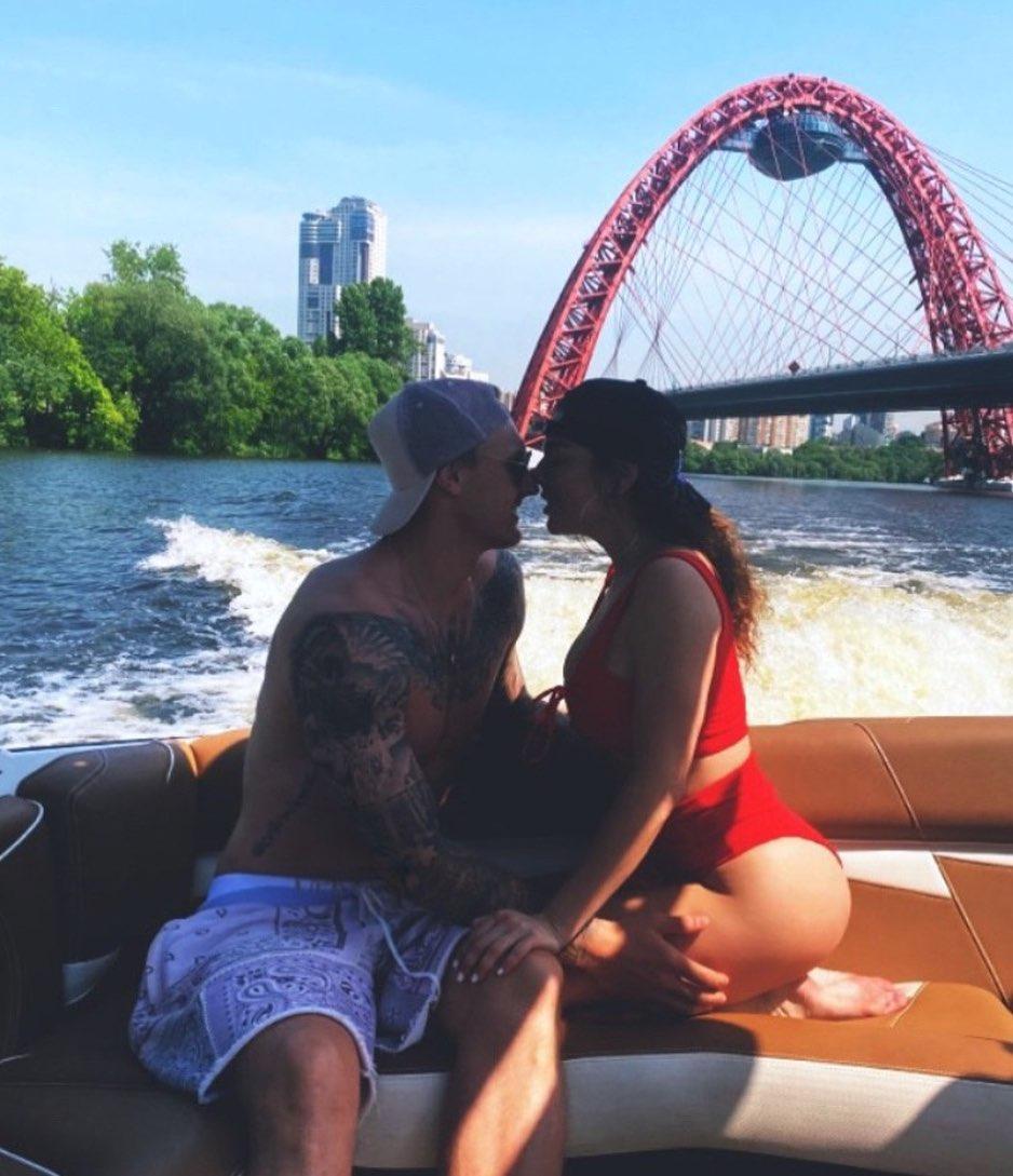 Співачка опублікувала в Instagram знімок, на якому вони з Тіммою позують на яхті / Instagram Анна Сєдокова