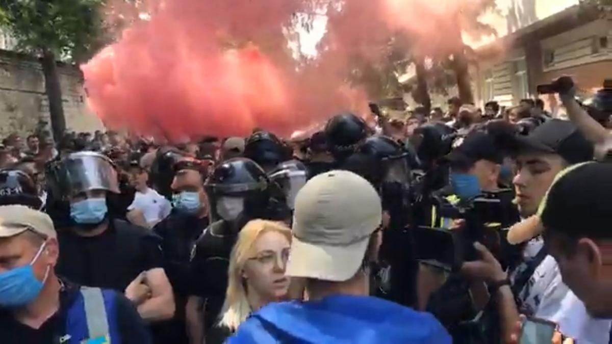 Групі підтримки Стерненка вдалося прогнати з десяток молодиків, на вигляд яким 15-18 років / скріншот з відео Групі підтримки Стерненка вдалося прогнати з десяток молодиків, на вигляд яким 15-18 років / скріншот з відео