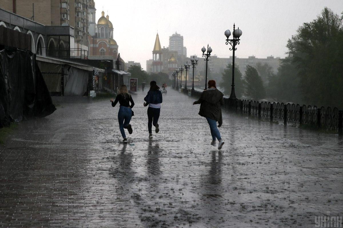 12 червня в Києві очікується злива / фото УНІАН 12 червня в Києві очікується злива / фото УНІАН