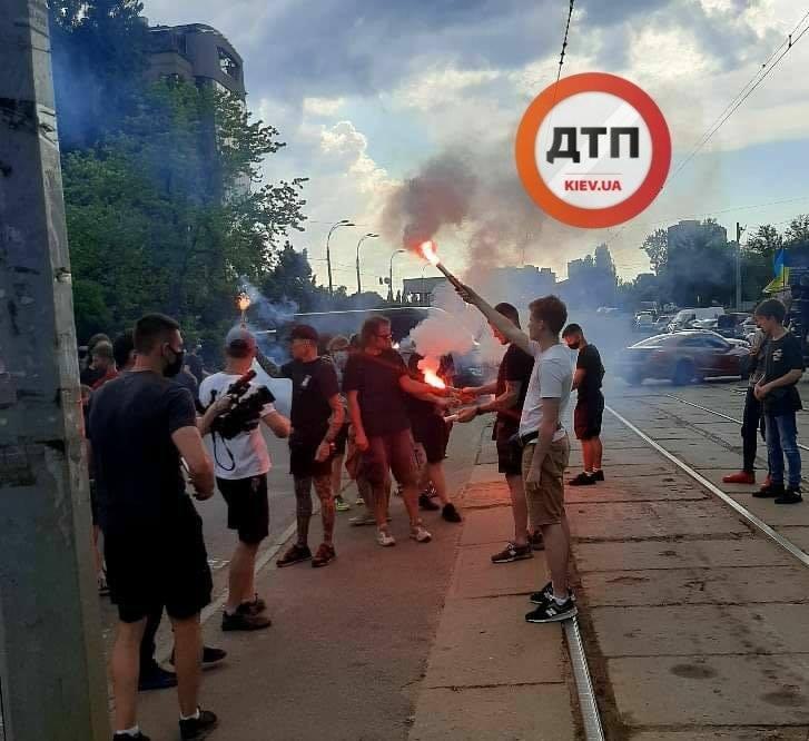 Активісти запалили фаєри / dtp.kiev.ua Активісти запалили фаєри / dtp.kiev.ua